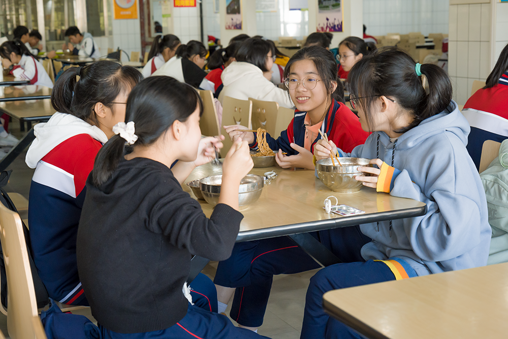 学校食堂承包，为学生提供更优质、更便捷的餐饮服务.png